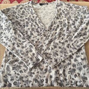 360 Cashmere V-Neck Leopard Print Sweater Size Medium (TD)